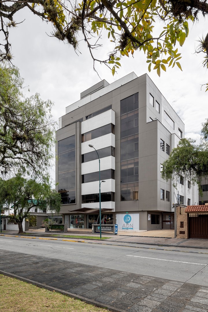 4-31 y Avenida Fray Vicente Solano Cuenca Azuay